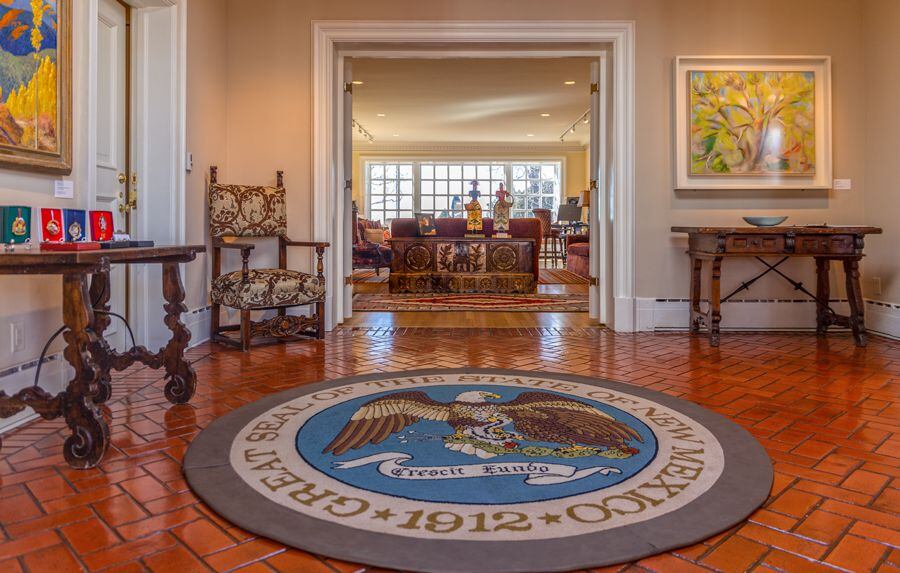 The state seal welcomes visitors into the foyer.